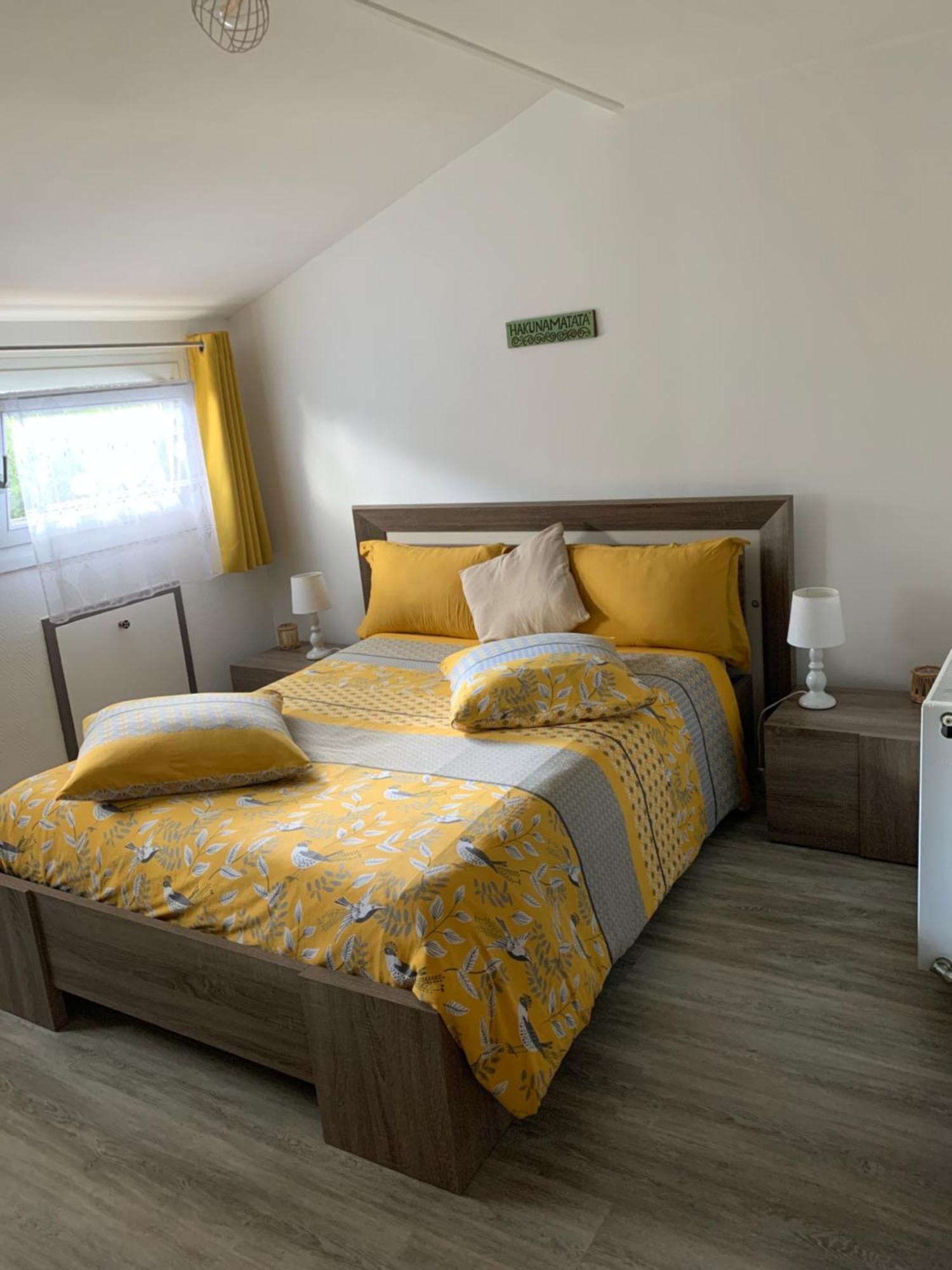 Hotel Chez Fifi&Stella à Neufmoutiers-en-Brie Extérieur photo